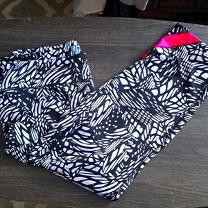 Women's size extra large three quarter length iconic leggings